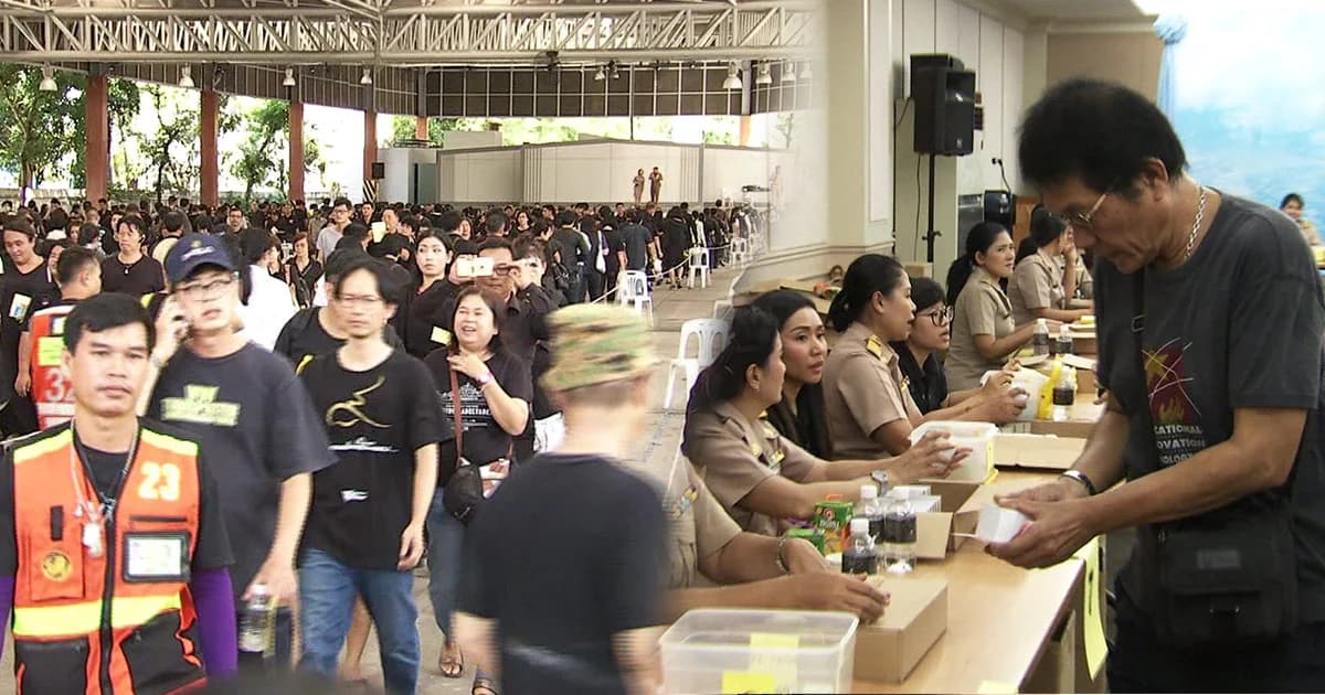 เนืองแน่น ! ปชช.จำนวนมากต่อแถวซื้อเข็มที่ระลึกพระราชพิธีฯ