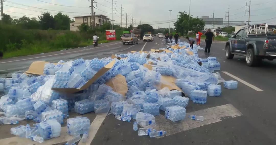 รถบรรทุกน้ำดื่มเสียหลัก รถเหวี่ยงน้ำหล่นกระจายเกลื่อนถนน !