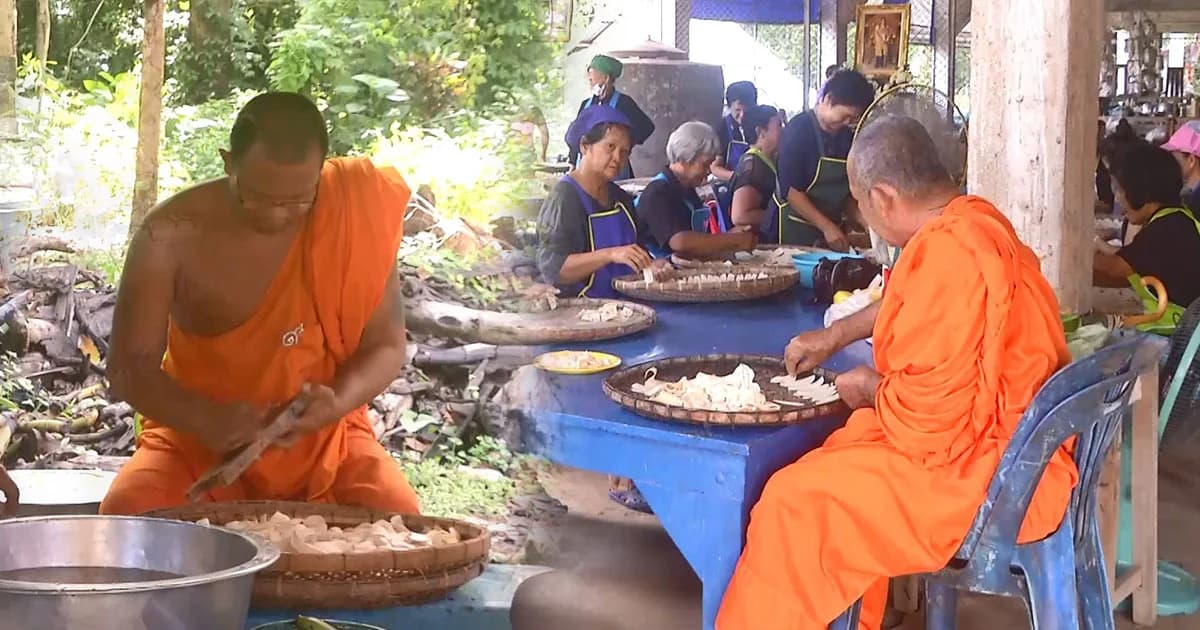 พระ ชาวบ้าน ทอดกล้วยฉาบ เตรียมแจก ปชช. ที่ร่วมพระราชพิธีถวายพระเพลิงพระบรมศพ