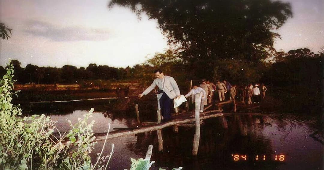 ย้อนรอยเส้นทางเสด็จ จากภาพประวัติศาสตร์ ในหลวง ร.9 เสด็จข้ามสะพานไม้ห้วยโท