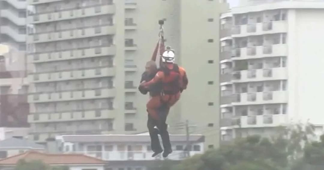 กู้ภัยญี่ปุ่นช่วยคนไร้บ้านจากไต้ฝุ่น “ลัง”