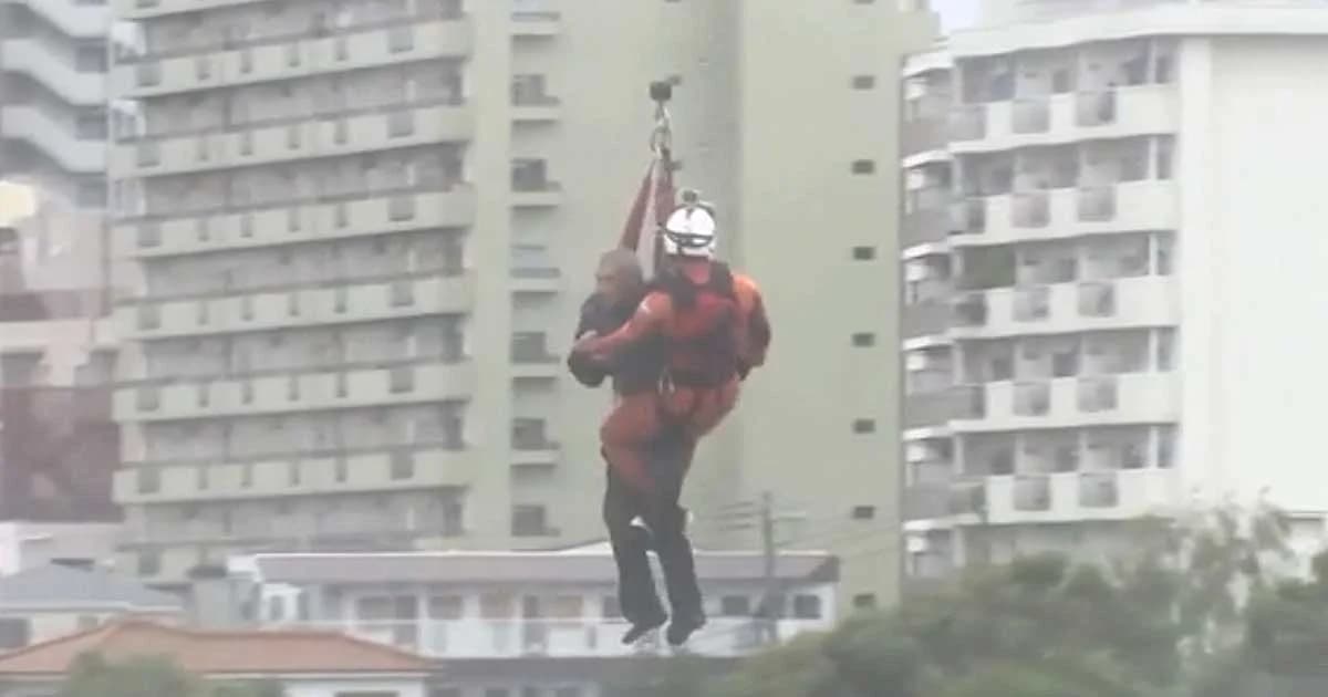 กู้ภัยญี่ปุ่นช่วยคนไร้บ้านจากไต้ฝุ่น “ลัง”