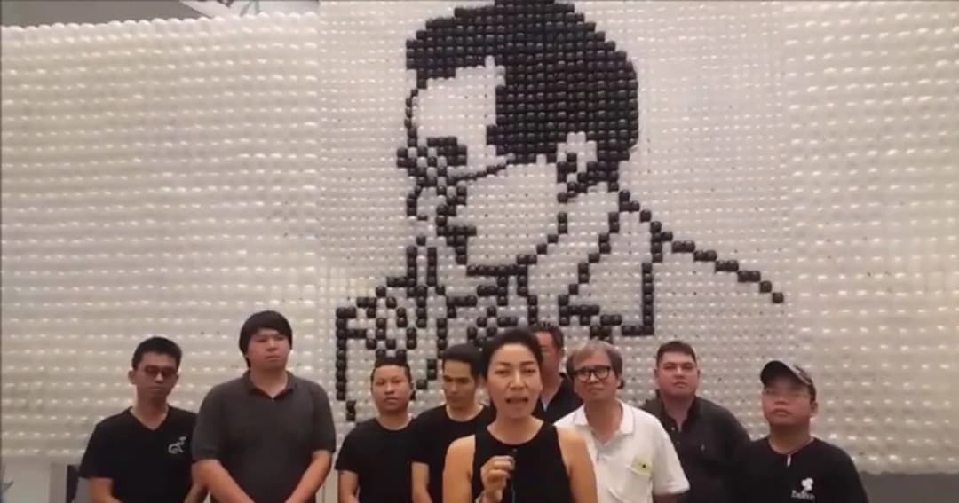 กลุ่มคนทำลูกโป่งรวมพลัง เรียงลูกโป่งกว่า 300,000 ลูก สร้างกำแพงรูปในหลวง ร.9