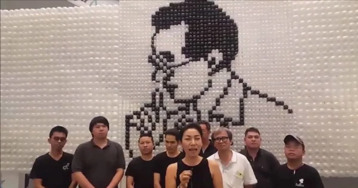 กลุ่มคนทำลูกโป่งรวมพลัง เรียงลูกโป่งกว่า 300,000 ลูก สร้างกำแพงรูปในหลวง ร.9