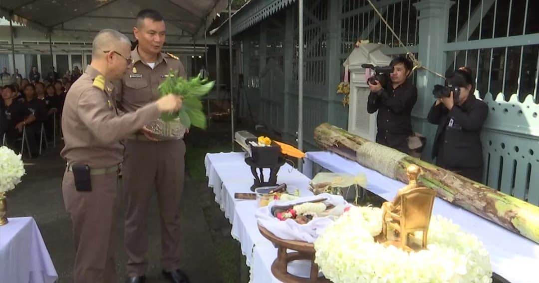 หาชมยาก ! พิธีบวงสรวงไหว้ครูช่างแทงหยวก ประดับพระจิตกาธาน