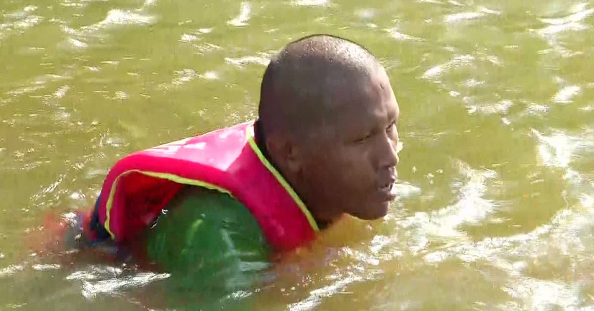 นักประดาน้ำเร่งค้นหา ชายวัย 50 ปี หลังถูกน้ำพัดสูญหาย