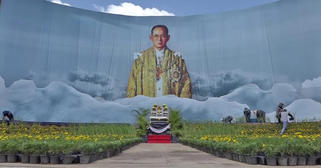 งดงาม ! เมืองย่าโมประดับดาวเรืองเบื้องหน้าพระบรมฉายาลักษณ์ 3 มิติ