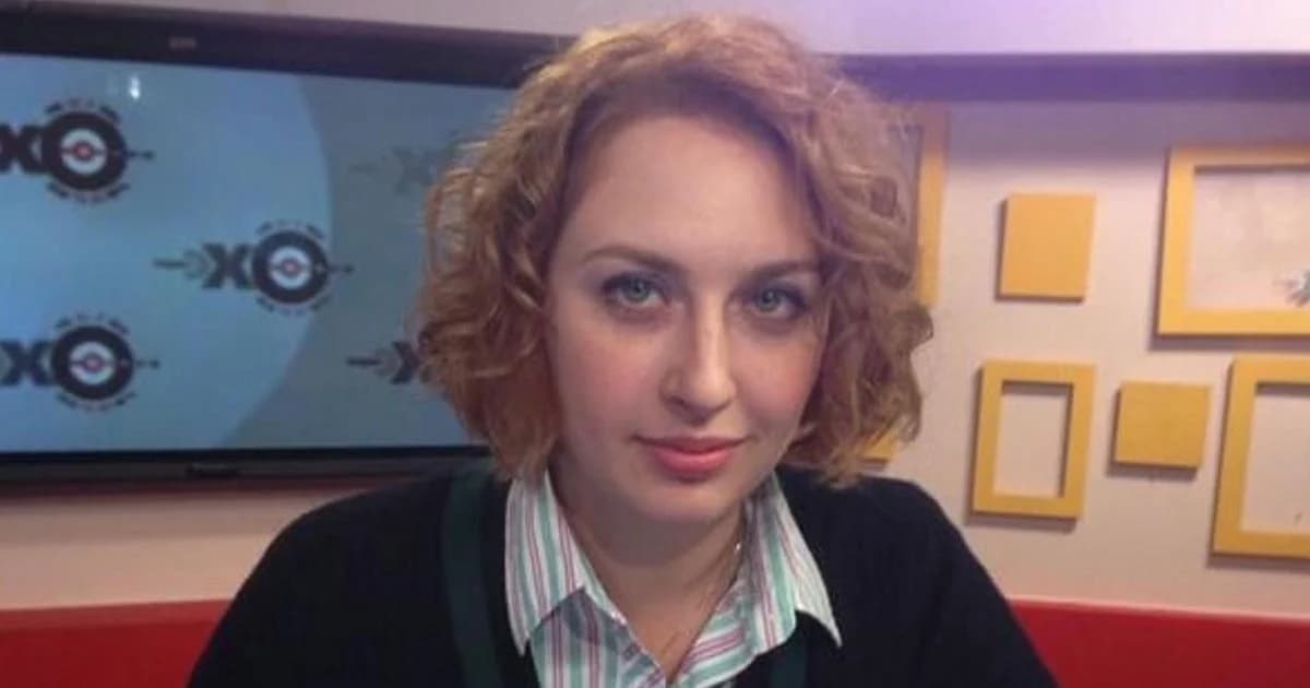 สุดโหด ! คนร้ายบุกแทงคอนักข่าวสาวกลางสตูดิโอ อ้างถูกเธอล่วงละเมิดทางเพศผ่านโทรจิต