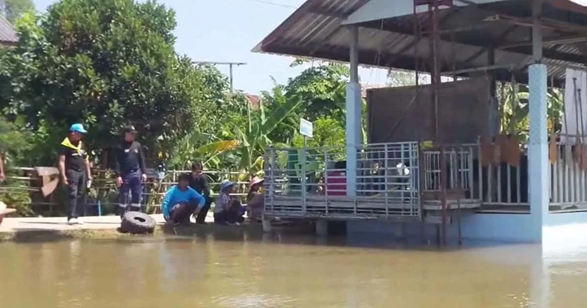 อีสานอ่วม ! ผลกระทบน้ำท่วมบ้านเรือนประชาชนเริ่มมีรอยร้าวและดินทรุดตัว