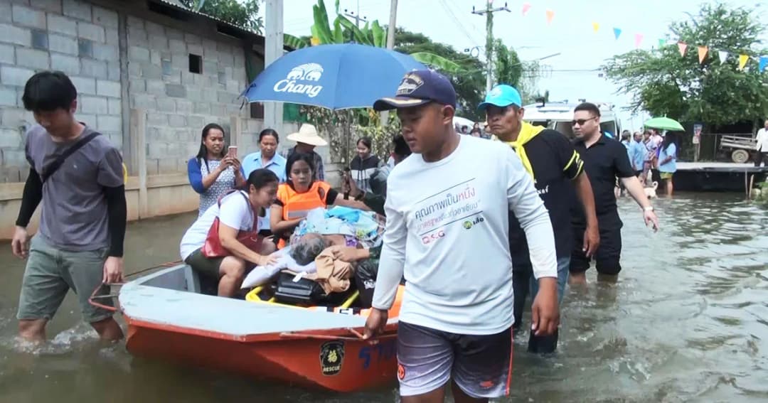 สุดเศร้า ! หญิงชราเป็นมะเร็งระยะสุดท้าย ขอลุยน้ำท่วม กลับไปตายที่บ้านเกิด