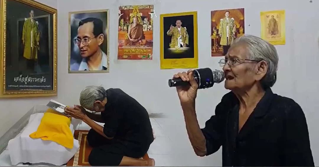 ซาบซึ้ง ! เปิดใจคุณยายวัย 79 ปี ผู้จงรักภักดี ก้มกราบพระบรมฉายาลักษณ์ในหลวง ร.9 ทุกสถานที่