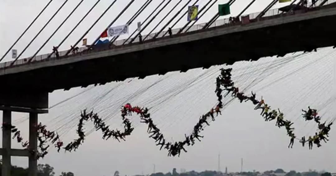 ทุบสถิติ ! 245 ชีวิต โดดบันจีจัมพ์หมู่ จากสะพานสูง 30 เมตร