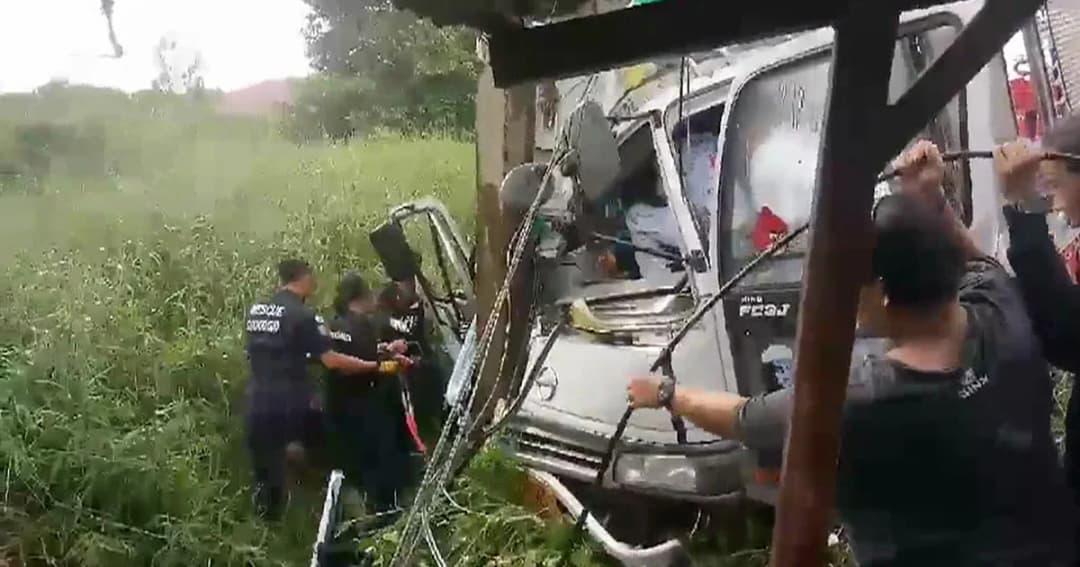 หวิดดับ ! หกล้อพุ่งชนเสาไฟฟ้าหัก เพลิงลุกไหม้เกือบครึ่งคัน