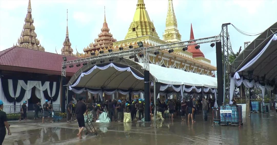 บางใหญ่เร่งกันน้ำ หลังเอ่อล้นท่วมซุ้มถวายดอกไม้จันทน์พระราชพิธีฯ