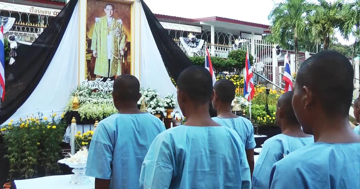 ผู้ต้องขังเรือนจำภูเก็ต ร่วมพิธีวางดอกไม้จันทน์ น้อมรำลึกในพระมหากรุณาธิคุณ ในหลวง ร.9