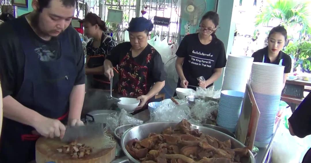 ก๋วยจั๊บร้านดังแจกฟรี ! 599 ชาม ถวายเป็นพระราชกุศลแด่ในหลวง ร.9