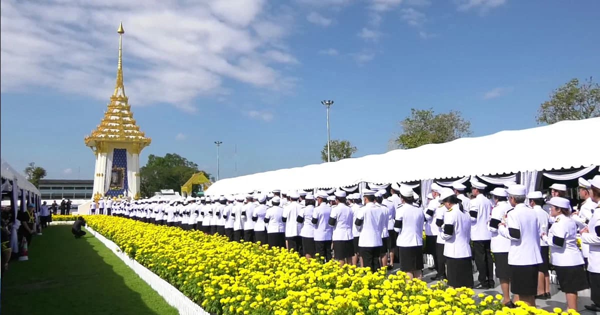 เนืองแน่น ชาวตราดนับหมื่นร่วมถวายดอกไม้จันทน์ พระราชพิธีถวายพระเพลิงพระบรมศพ