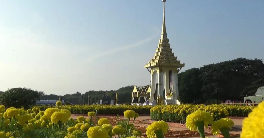 ชาวพิษณุโลกหลายหมื่นคนร่วมพิธีถวายดอกไม้จันทน์ตั้งแต่ตีสี่