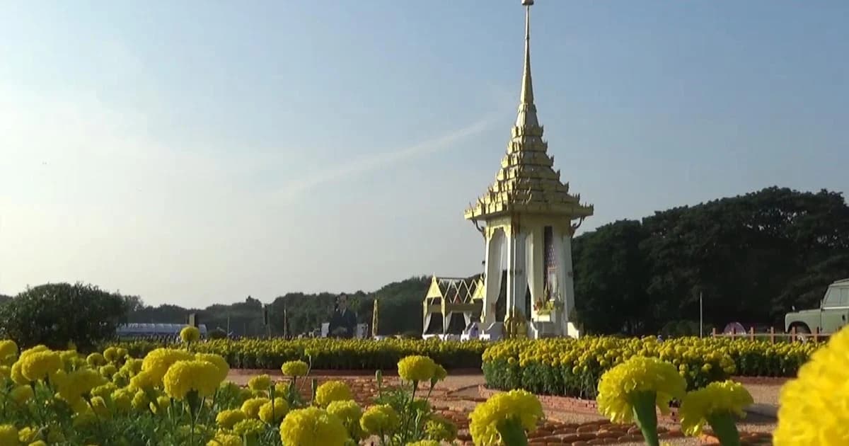 ชาวพิษณุโลกหลายหมื่นคนร่วมพิธีถวายดอกไม้จันทน์ตั้งแต่ตีสี่