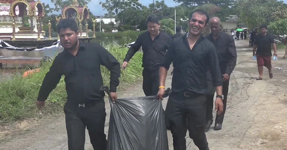 ชาวเนปาลอาสาทำดี ร่วมเก็บขยะในพิธีถวายดอกไม้จันทน์ ตอบแทนคุณแผ่นดิน