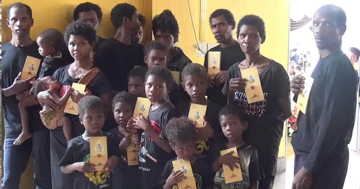 ชนกลุ่มน้อย “ซาไก” ร่วมถวายดอกไม้จันทน์ บอกพ่อหลวงคือผู้ให้ชีวิตใหม่