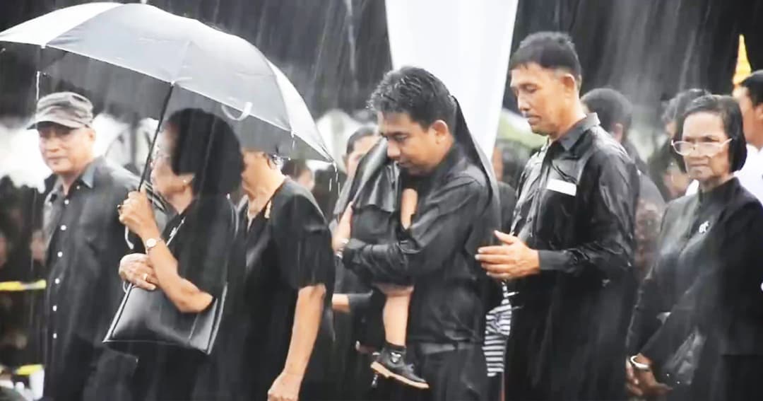 ชาวนครศรีธรรมราช ฝ่าสายฝน ถวายดอกไม้จันทน์ หน้าพระเมรุมาศจำลอง