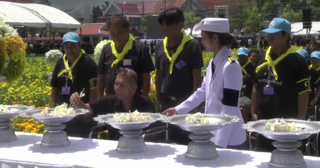 พสกนิกรชาวปัตตานีพร้อมใจ ร่วมพิธีวางดอกไม้จันทน์ ในหลวง ร.9