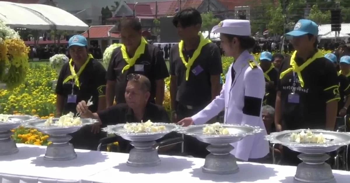 พสกนิกรชาวปัตตานีพร้อมใจ ร่วมพิธีวางดอกไม้จันทน์ ในหลวง ร.9