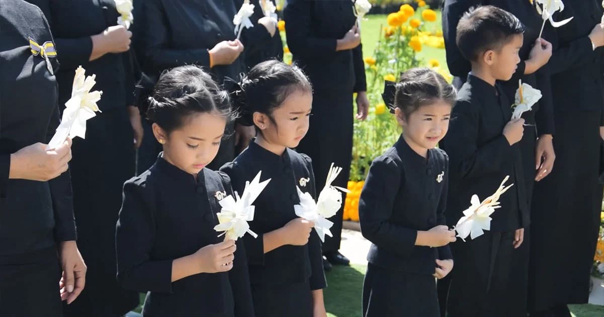 3 เด็กหญิงอายุ 6 ขวบ ภูมิใจร่วมพิธีวางดอกไม้จันทน์ เผย ขอเดินตามรอยเท้าพ่อหลวง