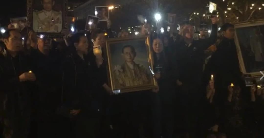 สุดอาดูร ! คนไทยในสหรัฐฯ กล่าวสดุดี – แสดงความอาลัยแด่ในหลวง ร.9  อย่างพร้อมเพรียง