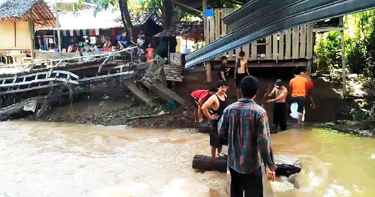 น้ำป่าซัด ‘บ้านห้วยเสือเฒ่า’ บ้านกะเหรี่ยงคอยาว เเหล่งท่องเที่ยวชื่อดัง เสียหายยับ