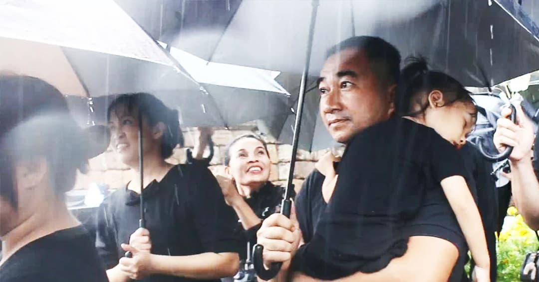 ชาวราชบุรีไม่ย่อท้อ ฝ่าฝนถวายดอกไม้จันทน์ หน้าพระเมรุมาศจำลอง