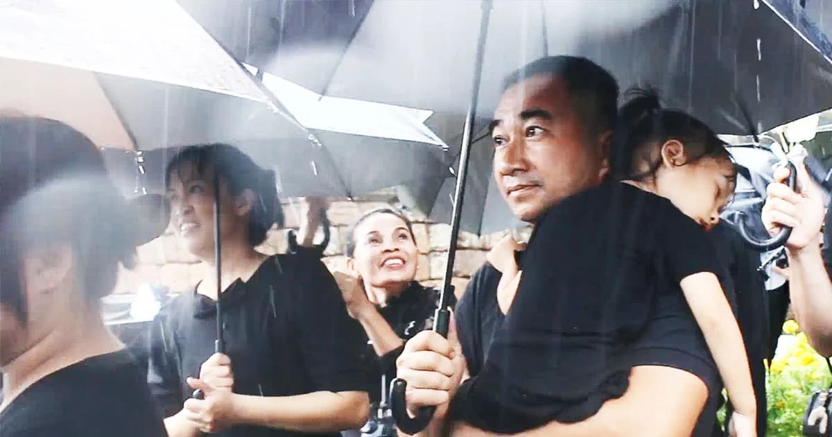 ชาวราชบุรีไม่ย่อท้อ ฝ่าฝนถวายดอกไม้จันทน์ หน้าพระเมรุมาศจำลอง