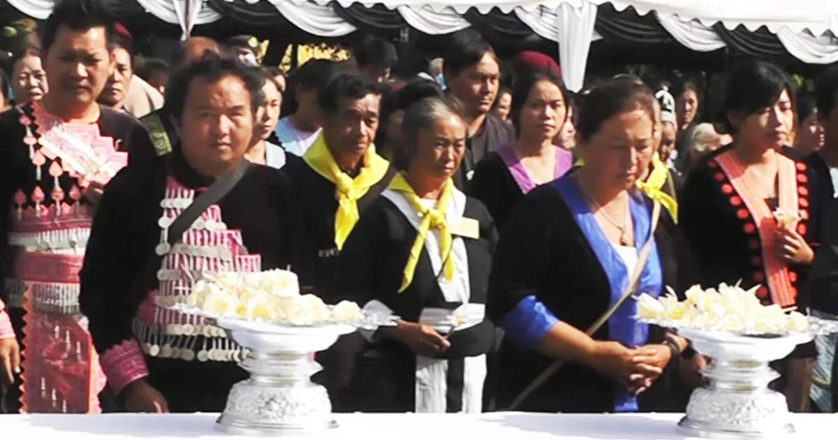 ชาวเพชรบูรณ์กว่าหมื่นคน ร่วมถวายดอกไม้จันทน์ ที่พระเมรุมาศจำลอง