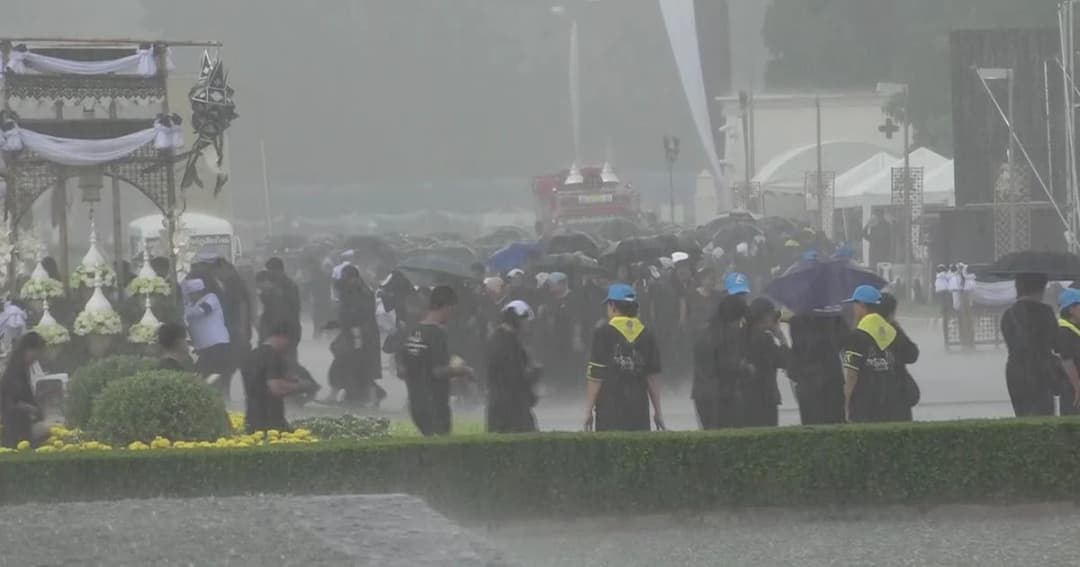 ไม่ย่อท้อแม้ฝนตก !ชาวเชียงใหม่นับแสนร่วมพิธีถวายดอกไม้จันทน์อย่างต่อเนื่อง