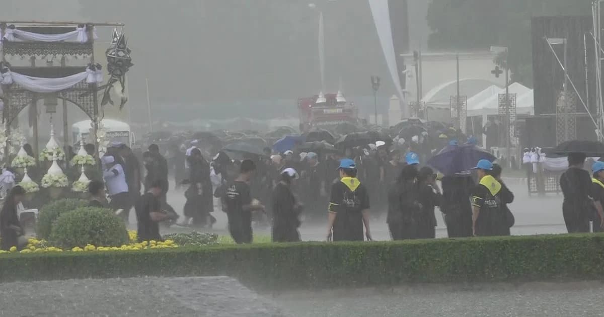 ไม่ย่อท้อแม้ฝนตก !ชาวเชียงใหม่นับแสนร่วมพิธีถวายดอกไม้จันทน์อย่างต่อเนื่อง