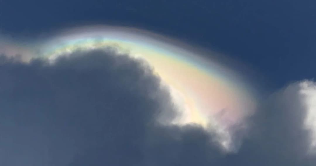 เกิดแสงฉัพพรรณรังสี ที่ขอบเมฆ ระหว่างพิธีวางดอกไม้จันทน์ ที่วัดโบสถ์ ปทุมธานี