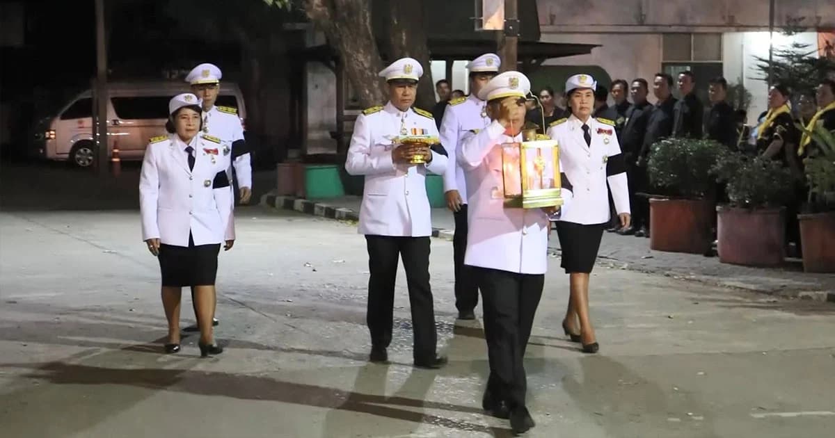 ชาวกาฬสินธ์ุ ร่วมวางดอกไม้จันทน์ พิธีถวายพระเพลิงพระบรมศพ กว่า 3 เเสนคน