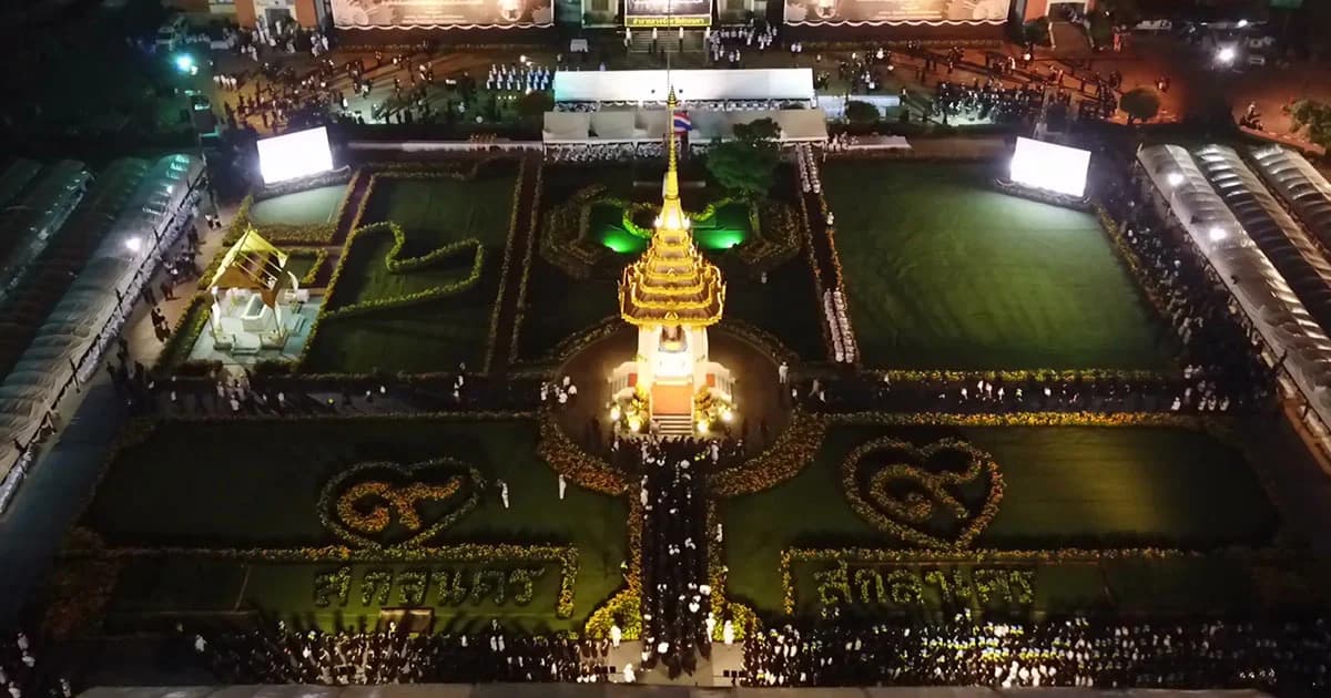 พสกนิกรกว่า 2 แสนสุดอาลัยพ่อหลวง เข้าถวายดอกไม้จันทน์เนืองแน่น