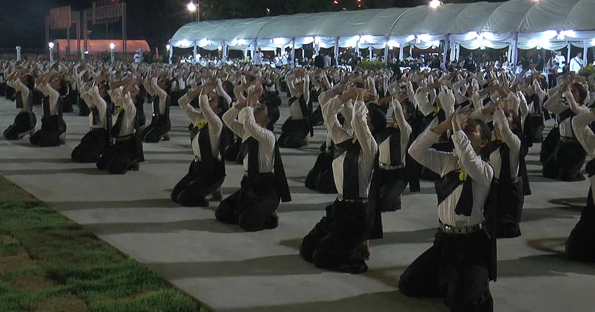 ชาวบุรีรัมย์กว่า 356,000 คน ร่วมอาลัยถวายดอกไม้จันทน์ ส่งเสด็จ ร.9 สู่สวรรคาลัย