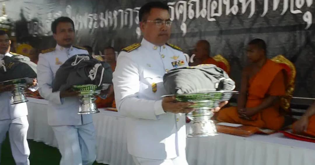 เมืองพัทยาประกอบพิธีอัญเชิญถุงบรรจุเถ้าดอกไม้จันทน์ ลอยทะเลสัตหีบ