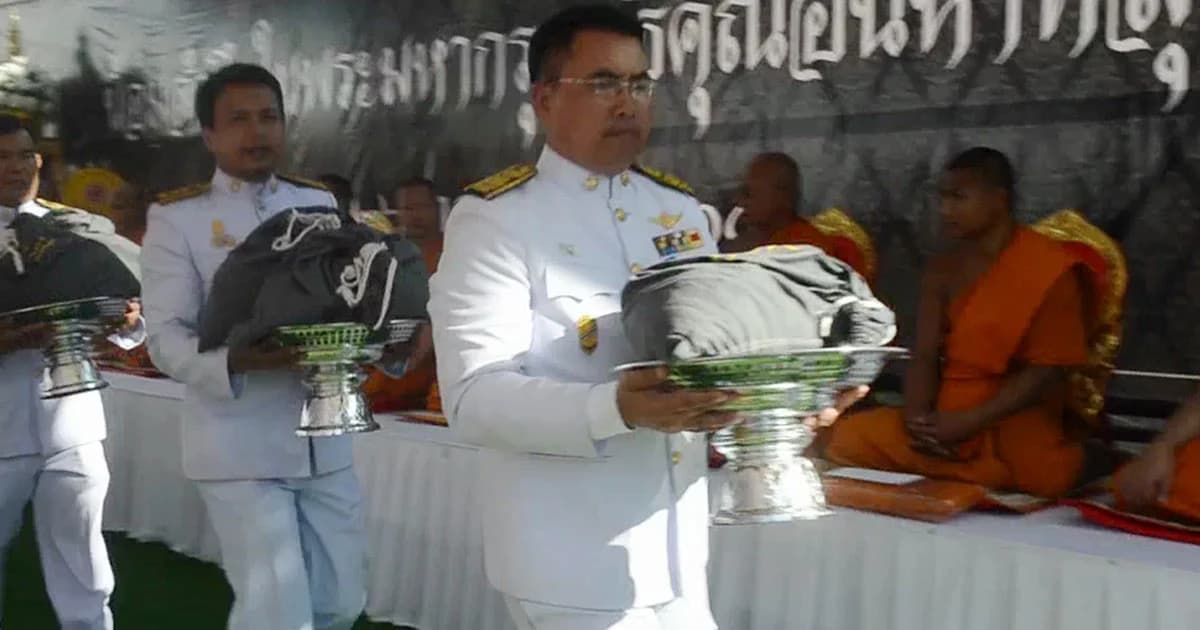 เมืองพัทยาประกอบพิธีอัญเชิญถุงบรรจุเถ้าดอกไม้จันทน์ ลอยทะเลสัตหีบ