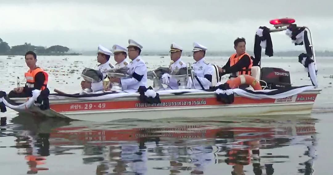 พ่อเมืองพะเยา ทำพิธีอัญเชิญเถ้าดอกไม้จันทน์ ลอยกลางกว๊านพะเยา