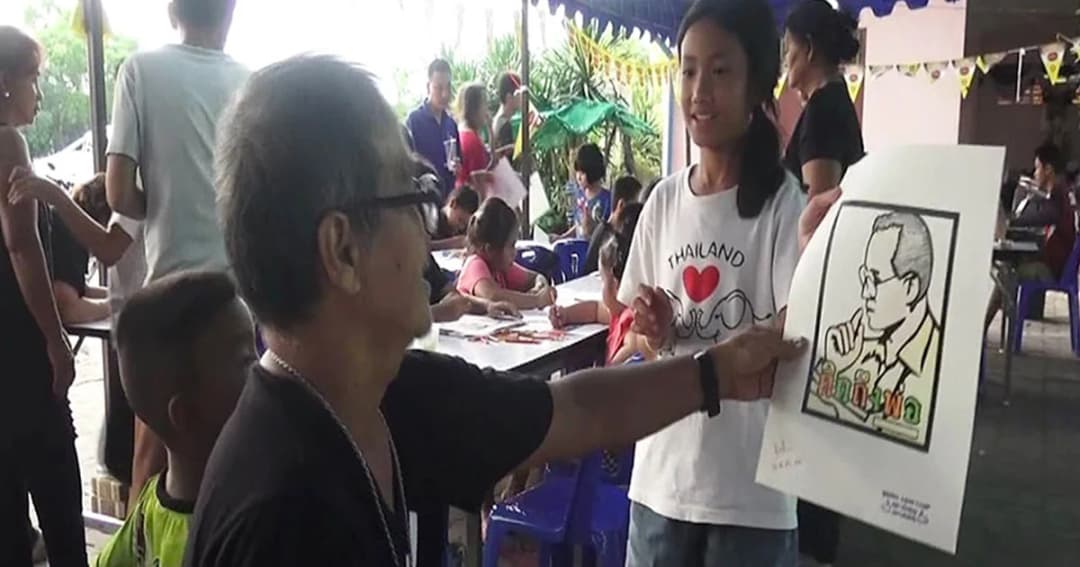 ‘ลุงตุ๋ย’ ครูศิลปะพื้นบ้าน สอนเด็กระบายสีรูปพ่อหลวง เผยภาพของพ่อจะคงอยู่ตลอดไป
