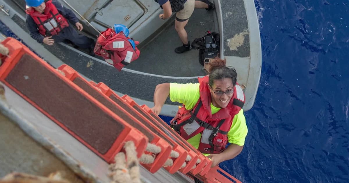 กองทัพเรือสหรัฐฯ ช่วย 2 สาวพร้อมสุนัขหลงทางในทะเลนาน 5 เดือน