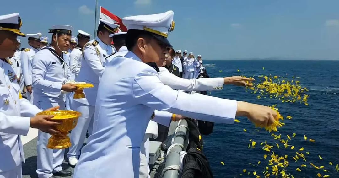 ชลบุรีนำเรือรบล่องสู่กลางทะเล ลอยเถ้าดอกไม้จันทน์