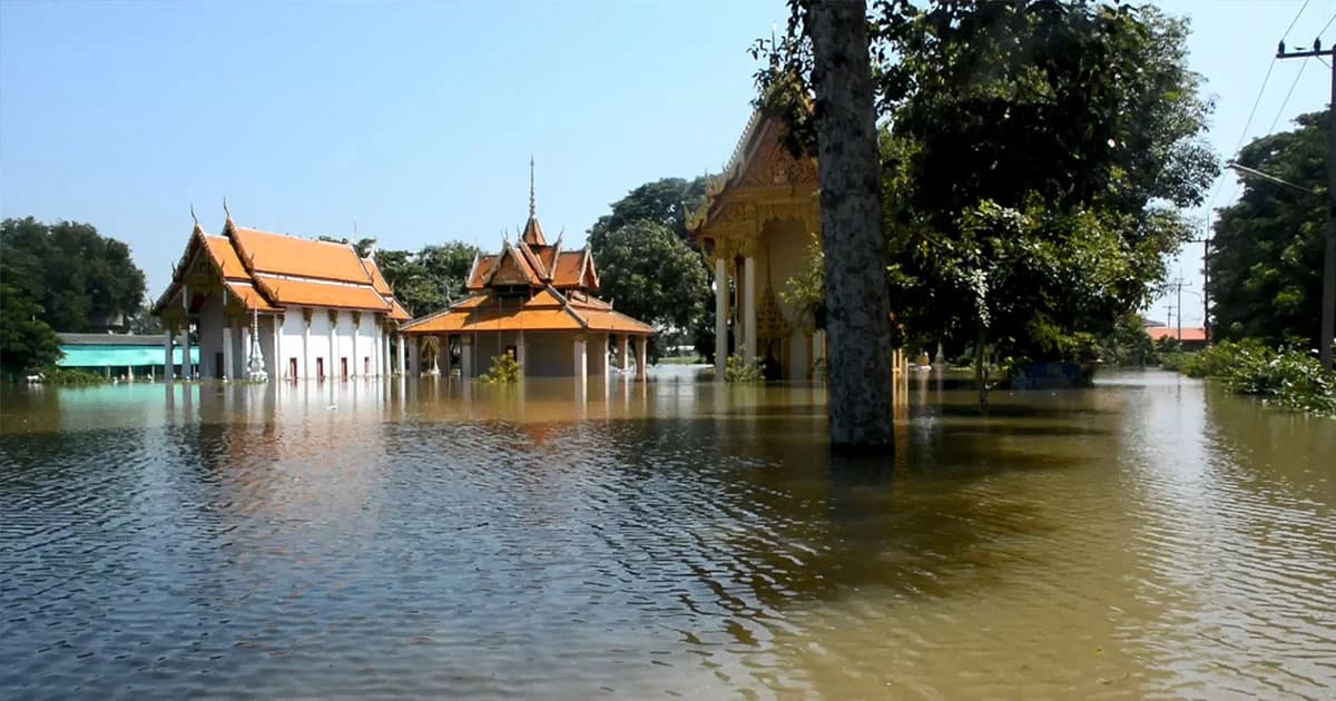 อ่างทอง อ่วมหนัก ! น้ำทะลักคันกั้น เข้าท่วมวัด โรงเรียน บ้าน