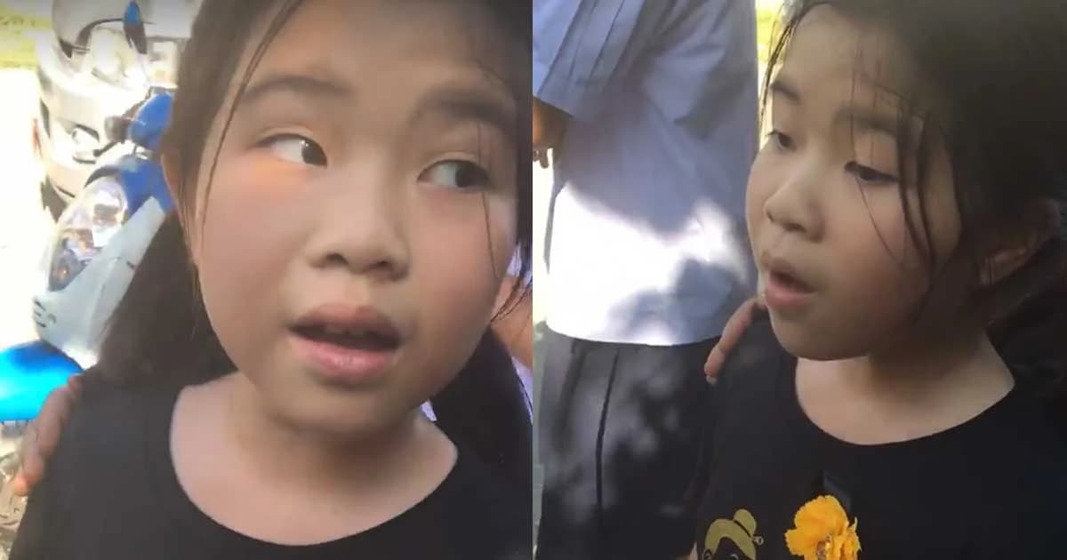 สาวน้อยน้ำเสียงจับใจ ร้องเพลงระหว่างต่อแถววางดอกไม้จันทน์