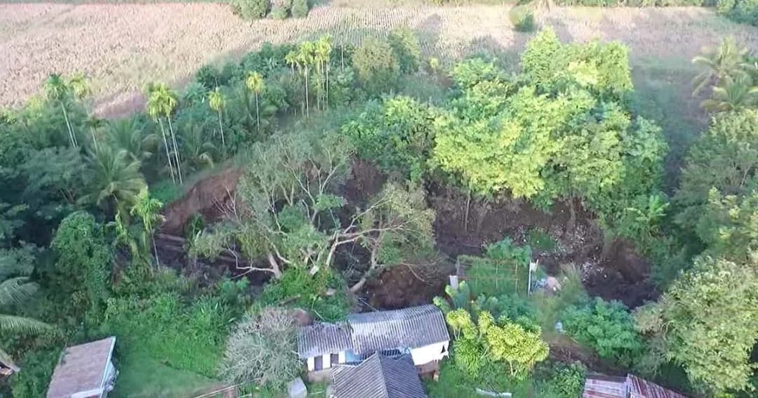 ชาวบ้านผวา ! แผ่นดินยุบตัวลึก 20 เมตร ใกล้สันเขื่อนศรีนครินทร์