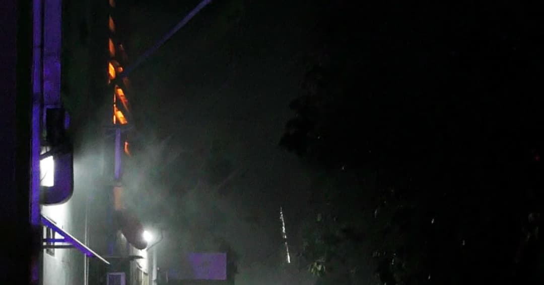  ไฟไหม้โรงงานกลอนประตู ย่านลาดหลุมแก้ว โชคดีดับทัน !